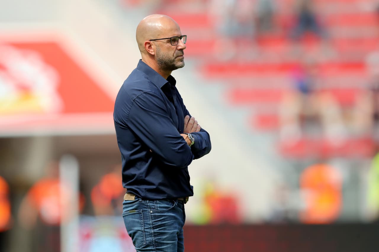 Peter Bosz ha forjado la mayor parte de su carrera como entrenador en la Eredivisie: Heracles, Feyenoord, Vitesse y Ajax. Brincó a la Bundesliga con el Borussia Dortmund. Actualmente ocupa el banquillo de Bayer Leverkusen.