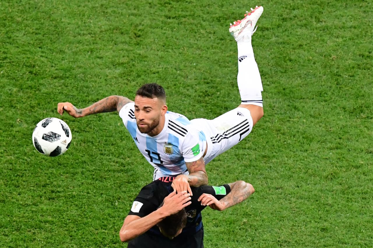 Nicolás Otamendi: El líder de la defensa argentina se vio muy mal durante todo el juego contra Croacia y en especial en el gol de Luka Modric.