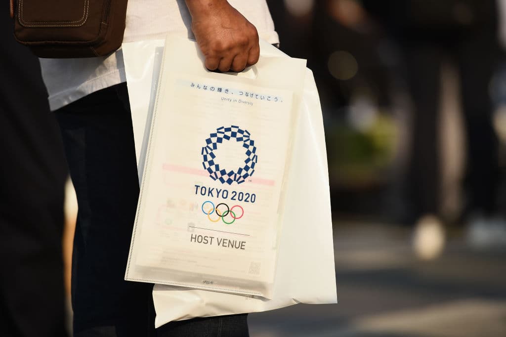 Mercancía alusiva a los Juegos Olímpicos que habrán de llevarse a cabo en Tokio en un par de años. Las ventas por souvenirs en 2020 serán impresionantes.