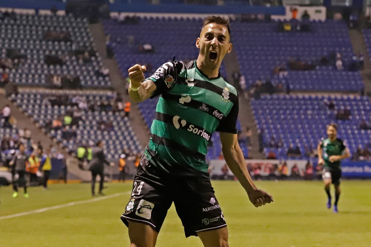 Javier Correa igualó la cuenta para Santos Laguna con otro golazo desde afuera del área, bañando al arquero rival al minuto 26.