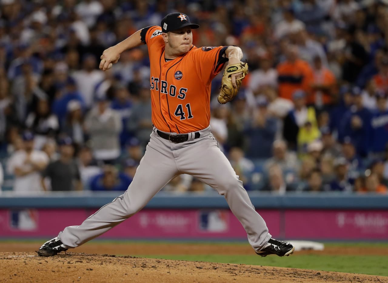Brad Peacock de los Houston Astros lanzó durante la cuarta entrada del último juego.