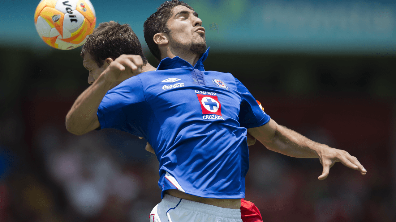 Jair Pereira
<br>Debutó en el máximo circuito del futbol mexicano en el Apertura 2011 de la mano de Enrique Meza. Durante su estancia con los celestes formó parte del plantel campeón de Copa MX en el 2013, aunque en poco tiempo logró mucho más con Chivas de Guadalajara tras obtener dos títulos de Copa (2015 y 2017), uno de Liga (Clausura 2017) y unaa Supercopa MX (2016).