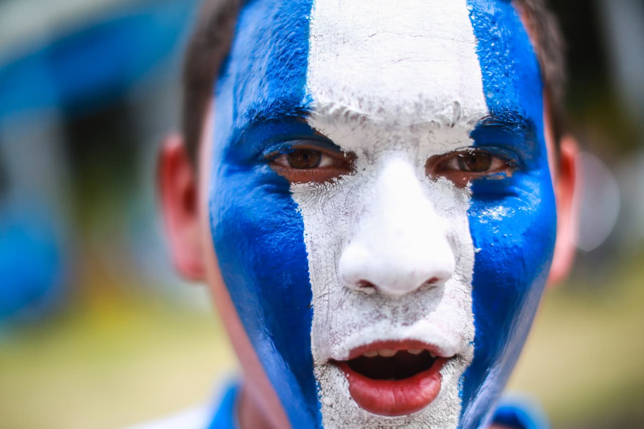 Los fanáticos se vistieron de selección, con los colores de su país esperando su llegada por tercera vez consecutiva a un Mundial.