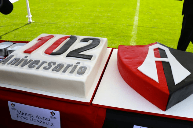 Aún así, en México no todos son pastelazos y Atlas tuvo su celebración de 102 años de existencia con dos ejemplos que lucían muy apetitosos y elegantes.