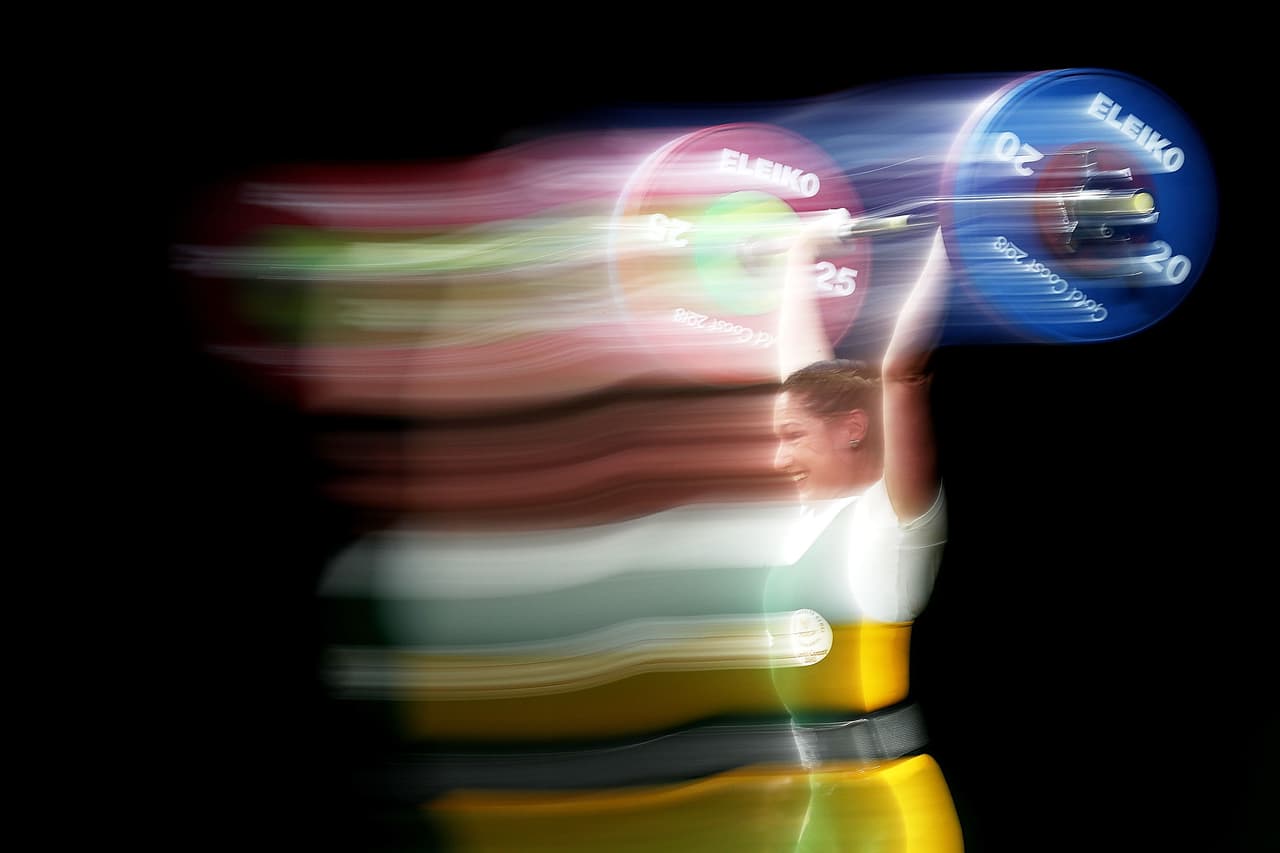 Postales que muestran una visión alternativa del deporte con una imagen única y artística captada por las cámaras fotográficas. Halterofilia en los Juegos de Commowealth.