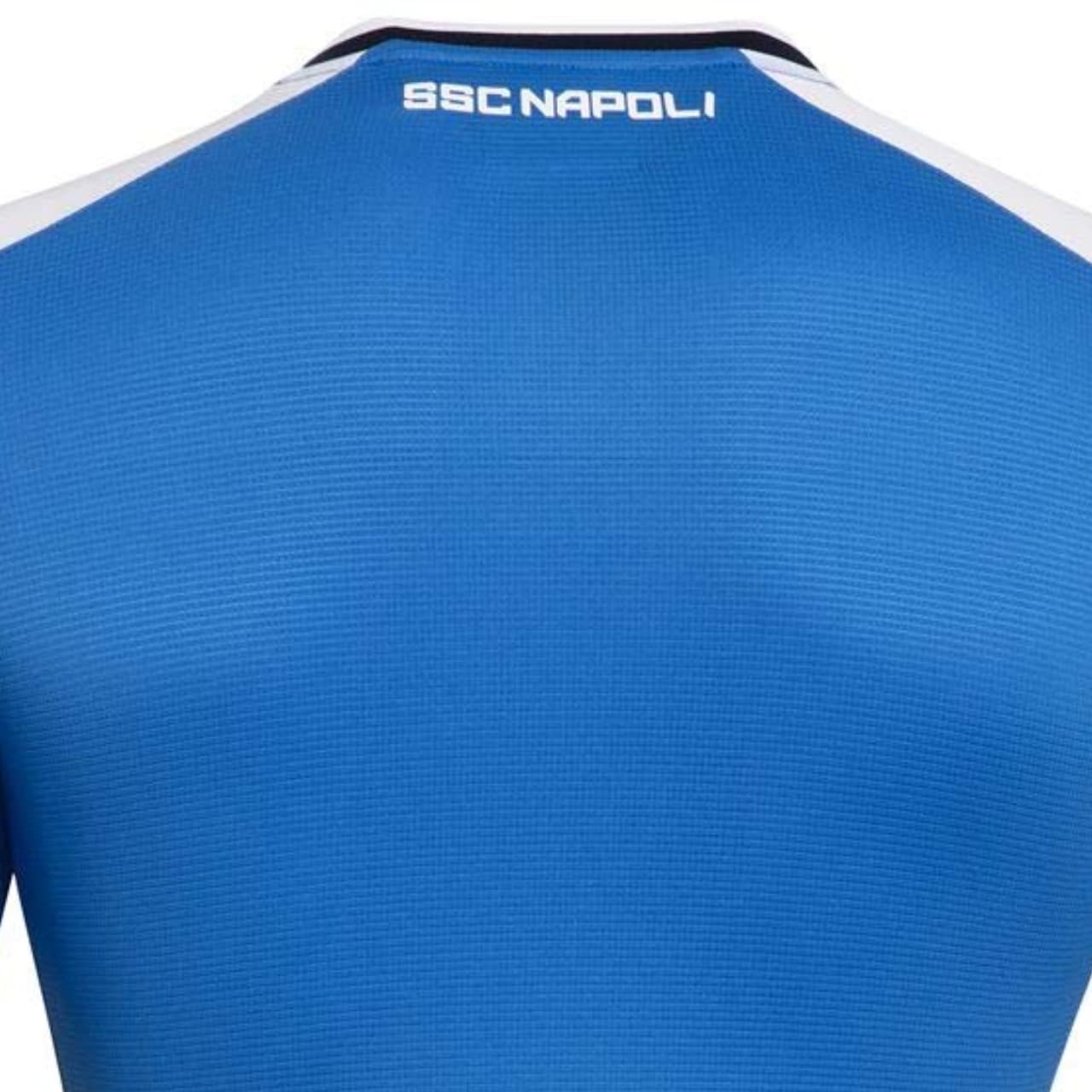 El Napoli ha dado a conocer su jersey principal de la siguiente temporada el cual tendrá unas franjas blancas en los hombros y en los laterales del pecho, así como detalles oscuros en cuello y puños. La nueva prenda se llama Kombat 2020 y podría ser la nueva piel del Chucky.