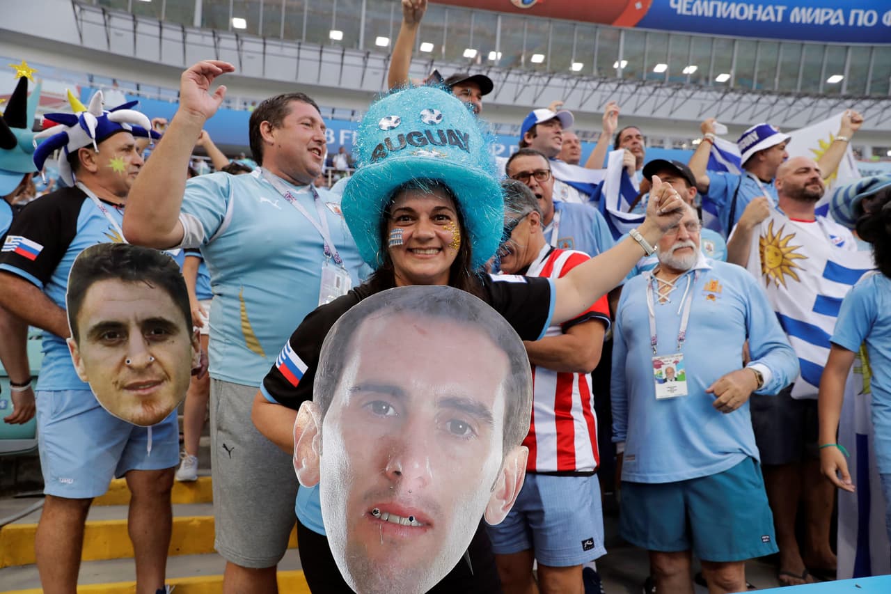 Los seguidores llegaron al Fisht Stadium en Sochi para disfrutar y mostrar su alegría en el partido entre Uruguay y Portugal, el segundo de las llaves de octavos de final del Mundial de Rusia 2018.
