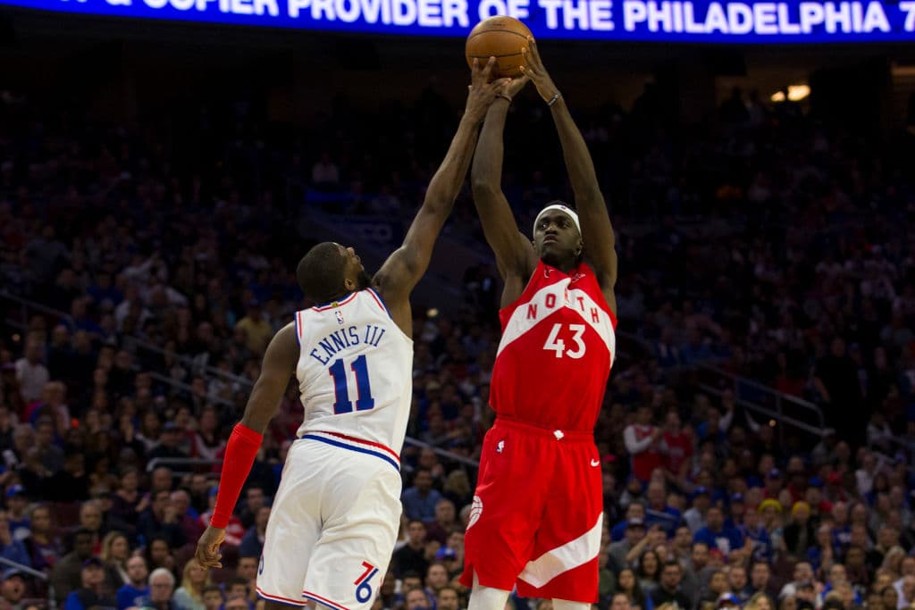 Los Philadelphia 76ers se negaron a ser eliminados en casa al vencer 112-101 a los Toronto Raptors en el Juego 6 de su serie de Playoffs de segunda ronda en la Conferencia del Este en la NBA y con esto forzaron al séptimo y definitivo encuentro, que habrá de jugarse el domingo próximo. Jimmy Butler anotó 25 puntos y Ben Simmons aportó 21 para que los Sixers alarguen la serie en Canadá.