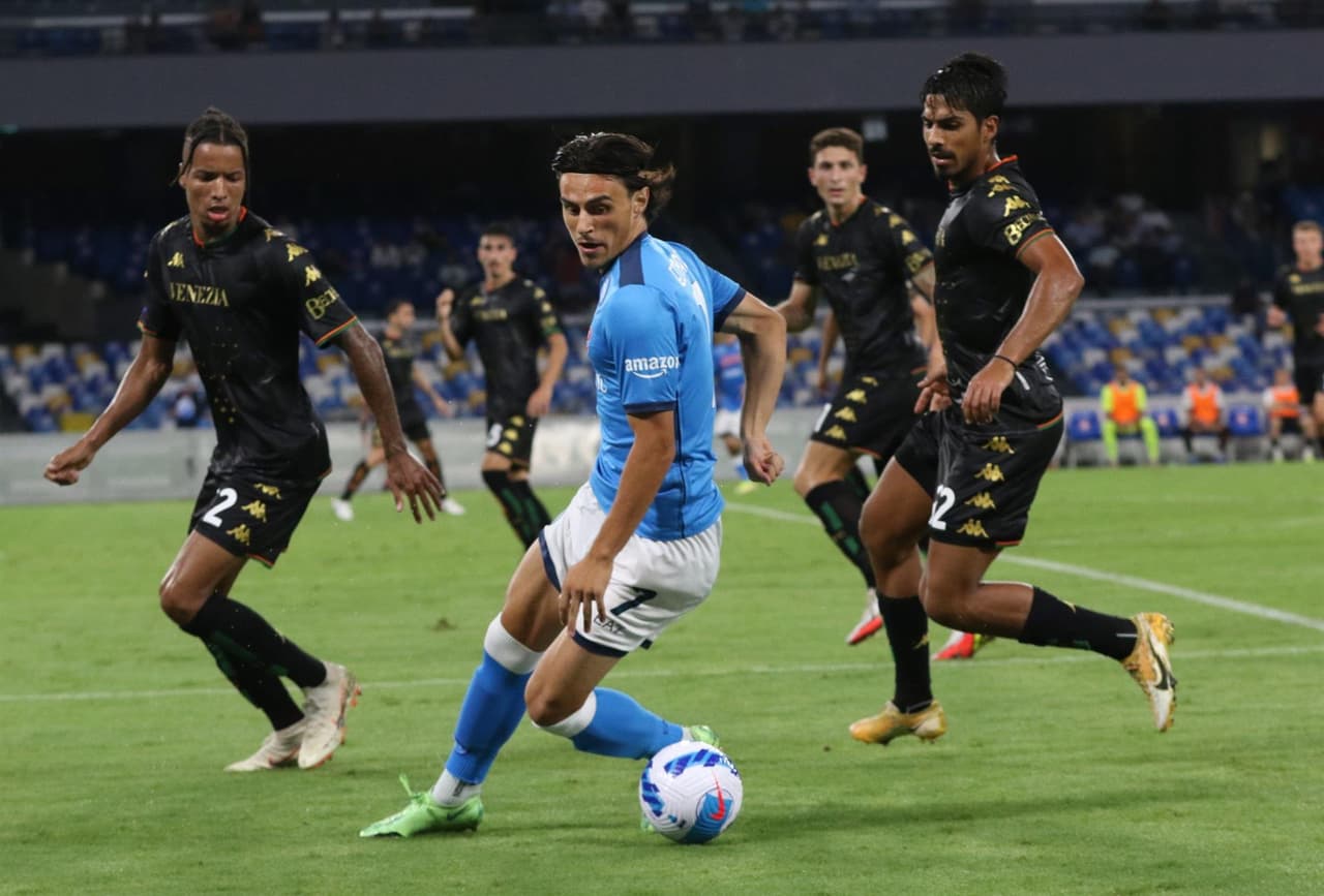 Napoli derrota 2-0 a Venecia en el Estadio Diego Armando Maradona y con 10 hombres tras la expulsión de Osmihen al minuto 23' del encuentro. Lorenzo Insigne convirtió un penalti en gol al minuto 62' y diez minutos después, Elif Elmas hizo el segundo al 72'. El mexiano Hirving Lozano entró 20 minutos antes del silbido final.