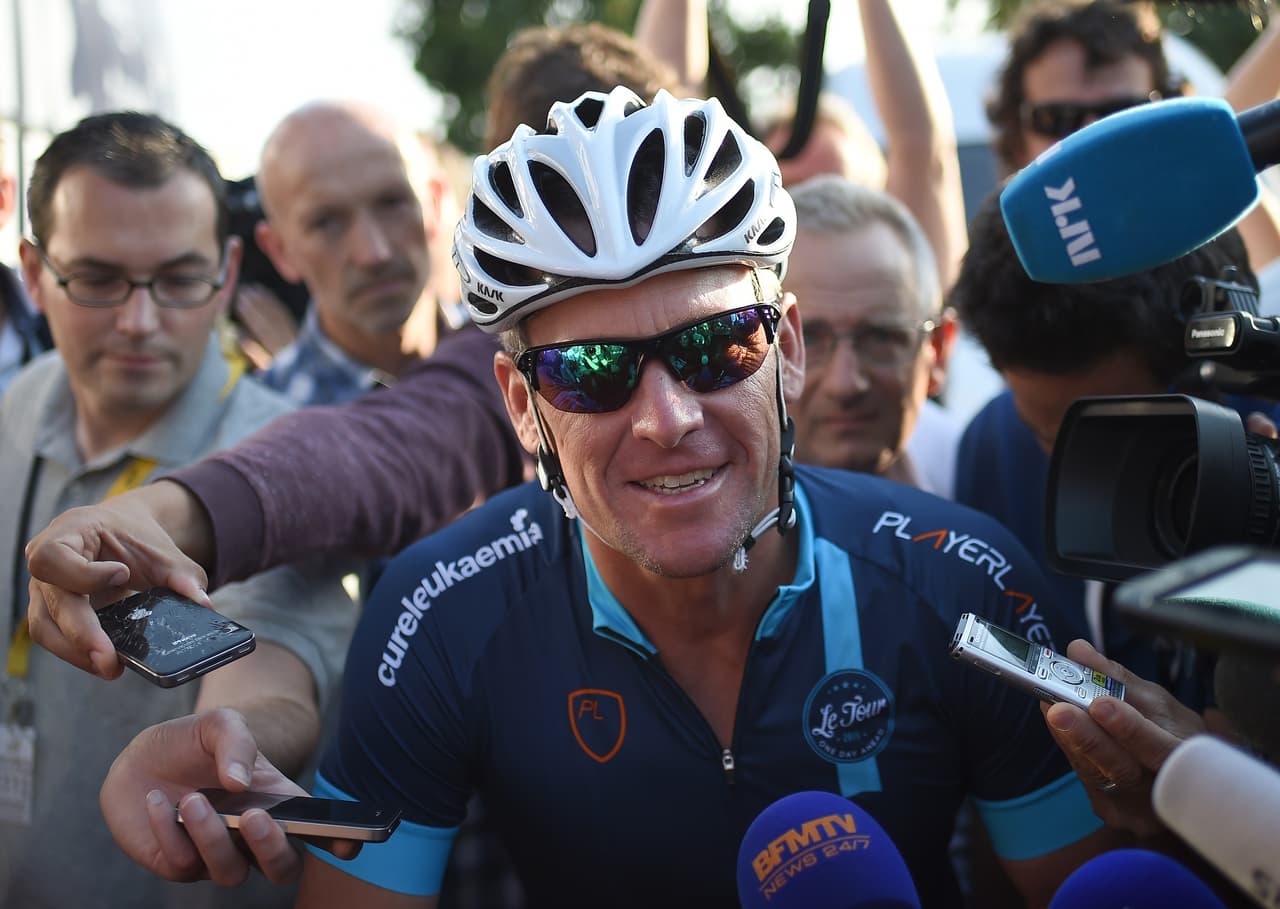 En 1996 al ciclista
<b>Lance Armstrong </b>se le encontró un cáncer testicular que se había expandido a sus pulmones, abdomen y cerebro. Tuvo que pasar por dos cirugías y muchas sesiones de quimioerapia para superar la enfermedad y volver a montarse a una bicicleta.