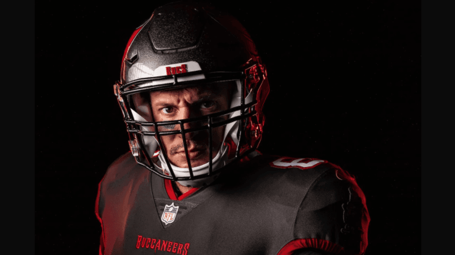 Con su número 87, así posó Rob Gownkowski con el uniforme de los Bucs por primera vez.