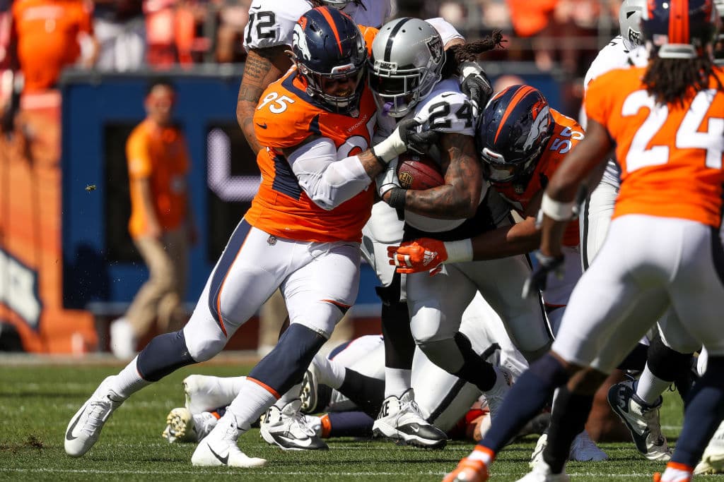 Y con una dolorosa derrota en mente comenzaron los Raiders el partido, tratando de reivindicarse y lucieron imponentes los negro y plata sobre todo corriendo el ovoide. La defensa jugó un rol crucial.