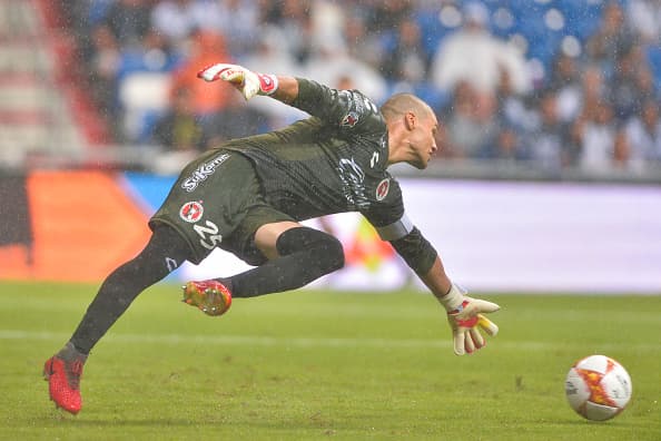 El disparo iba a ras de pasto, cruzado y la lluvia también fue factor para evitar que Gibrán Lajud evitara la anotación. Xolos recibió gol después de 363 minutos.
