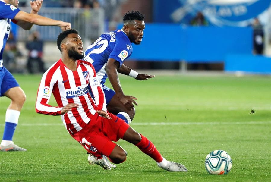 El centrocampista del Atlético de Madrid, el francés Thomas Lemar, pelea un balón con el centrocampista del Deportivo Alavés, Mubarak Wakaso.