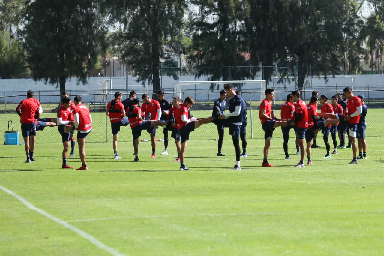 El semblante en el entrenamiento de Chivas de Guadalajara en Chivas Verde Valle es un reflejo de la situación futbolístic del equipo, una crisis que el técnico Tomas Boy aún no logra revertir.