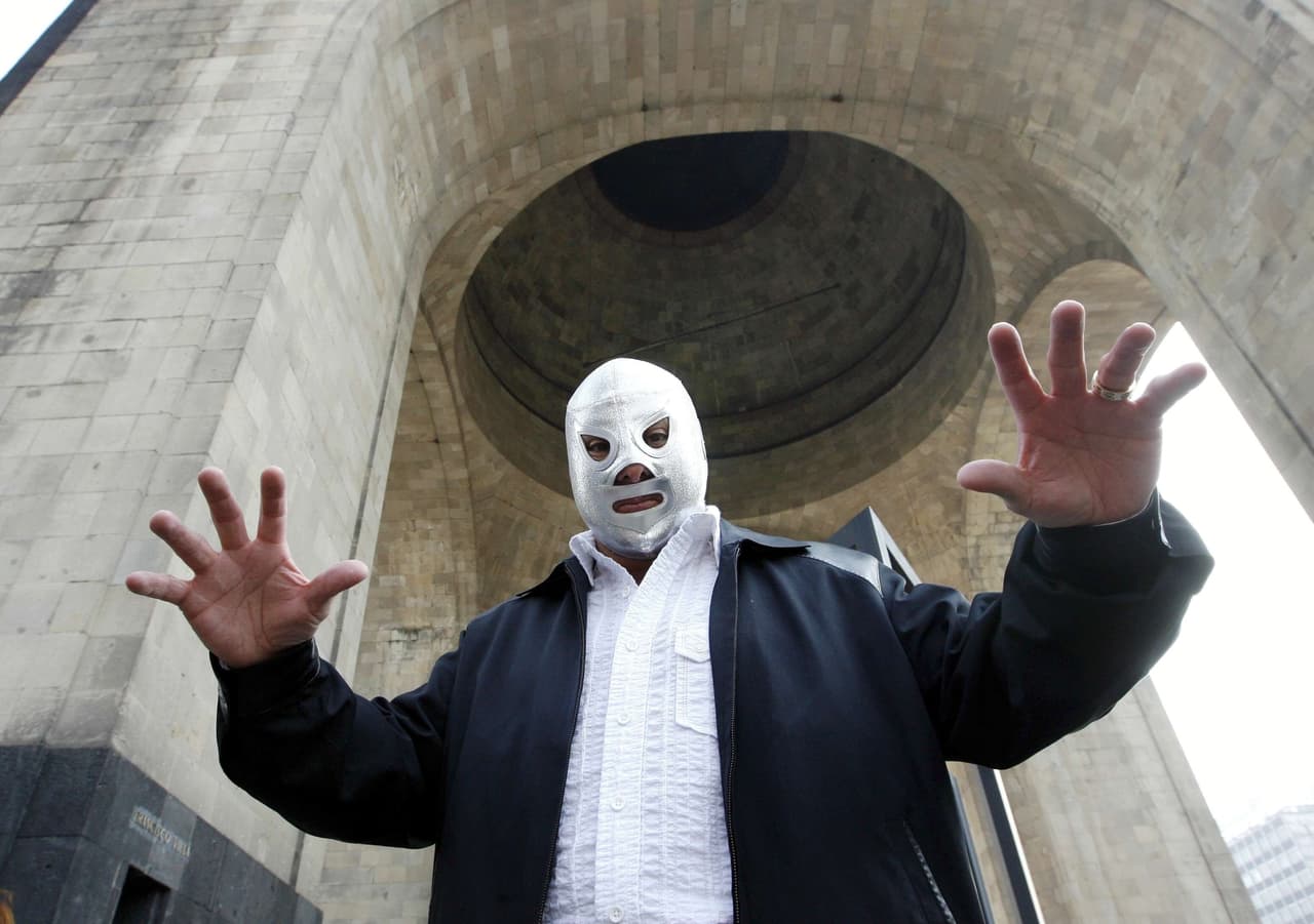 El luchador, que era un superhéroe, batallaba contras extraterrestres, hombres lobo y demás personajes de la oscuridad. Él siempre salía vencedor.