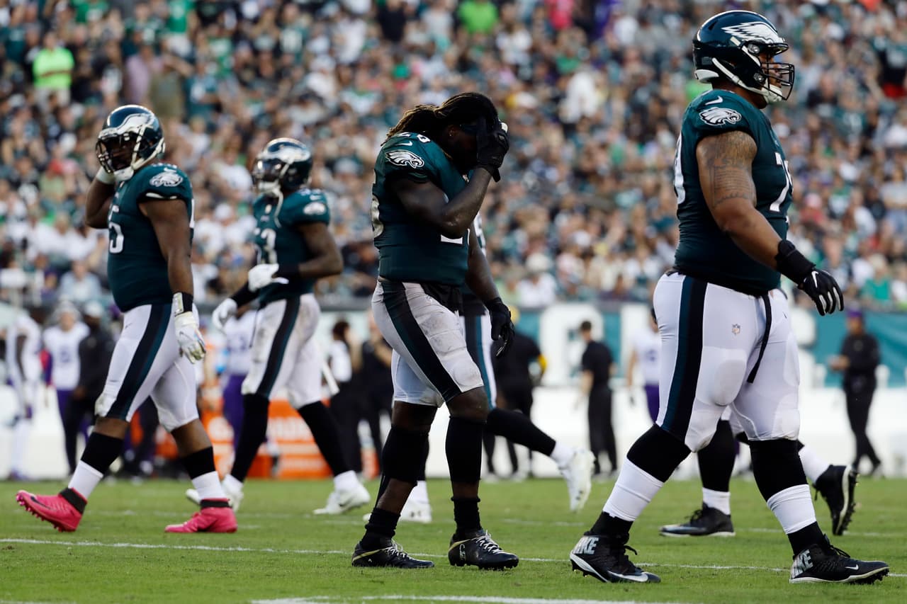 Los Eagles se pusieron en marcha en el primer drive del tercer cuarto, pero Eric Kendricks obligó a Jay Ajayi a perder el ovoide y los Vikingos recuperaron en su yarda 5 cuando amenazaban.