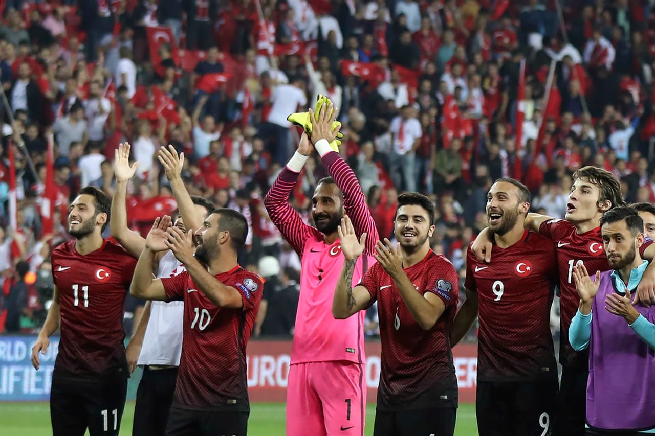 Regreso / (UEFA) - Turquía: pelea con Islandia y Ucrania por el cupo al repechaje, pero podría también llegar al cupo directo que tiene Croacia. Sus últimos partidos son ante Islandia y Finlandia. Su último Mundila fue el de Corea y Japón 2002.