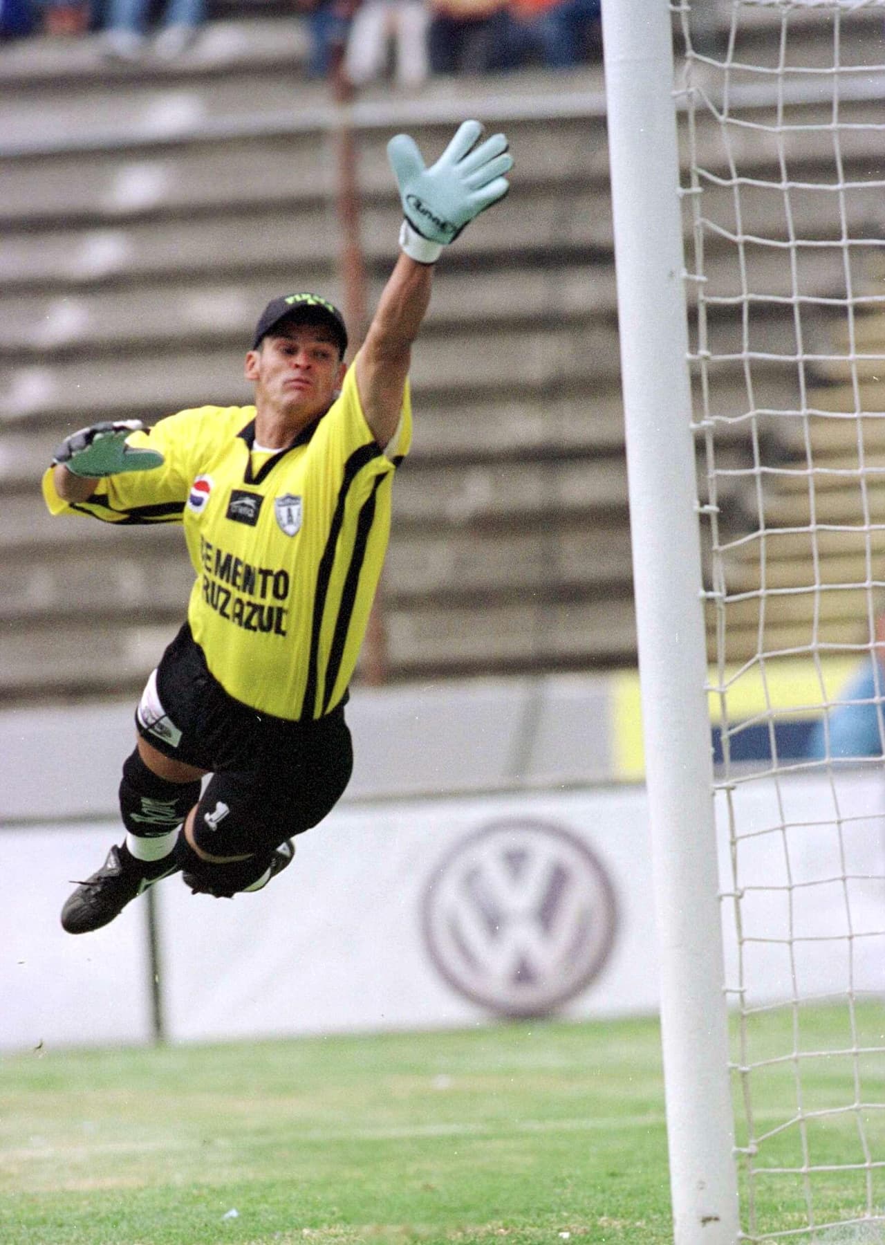 Durante su carrera, Calero fue conocido con los apodos "El Show" y "El Condor".