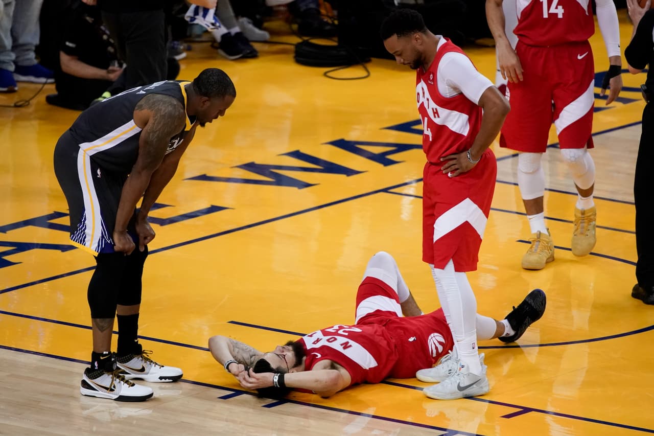 Sin embargo, antes del desenlace tras un codazo involuntario que recibió el guardia de Toronto Raptors Fred VanVleet (en el piso) resultó seriamente lastimado.