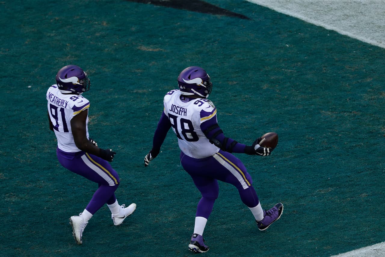 Pese a su tonelaje, Linval Joseph devolvió un balón suelto de 64 yardas para anotar y poner adelante a los Vikings 10-3 en el segundo cuarto.