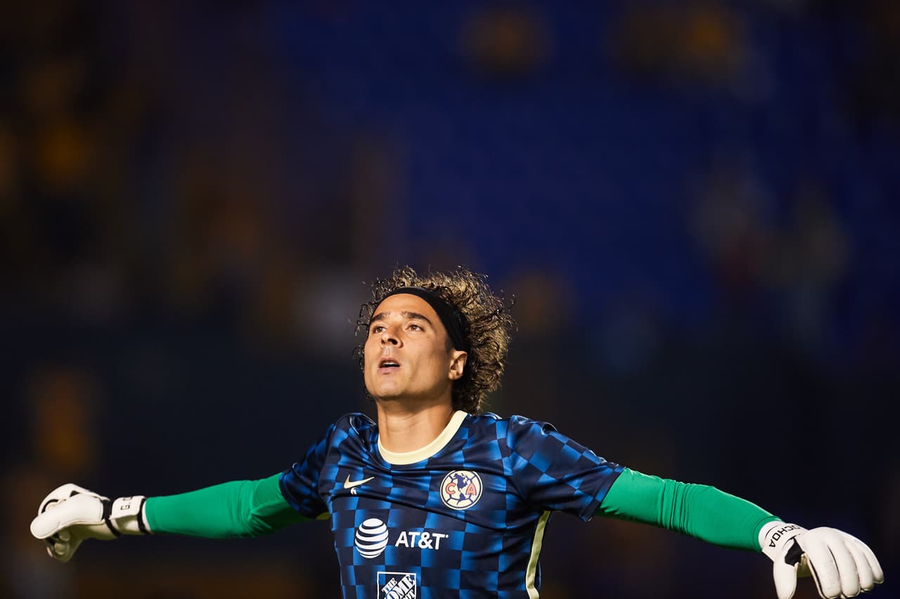 Entre risas, saludos, emoción y un gran escenario, así volvió a portar la casaca de las Águilas el portero mexicano.