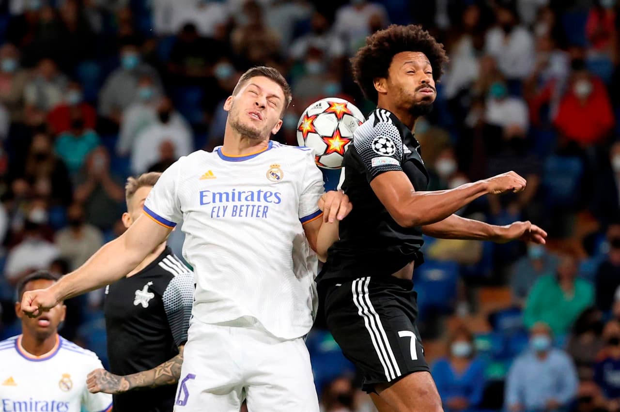 Real Madrid cae en casa ante el Sheriff Tiraspol 2-1 en la fase de grupos de la UEFA Champions League. El equipo moldavo abrió con gol de Jasurbek Yakhshiboev al 25’, pero Karim Benzema igualó el marcador tras cobrar un penalti, pero la visita selló su victoria al 89’ con anotación de Sebastién Thill.
