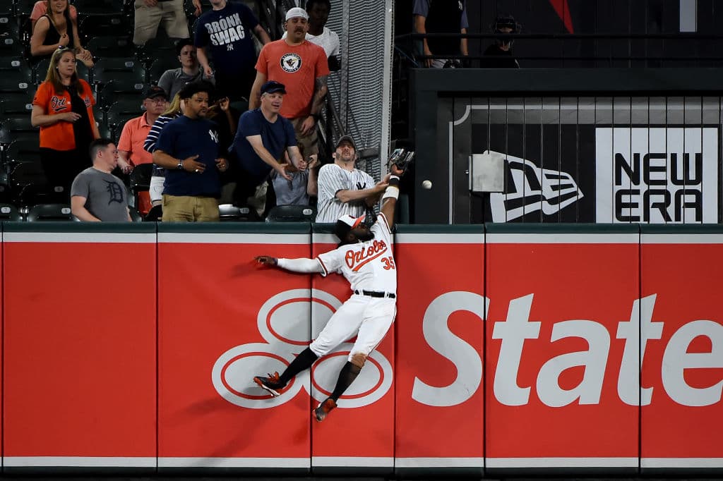 En la novena, el jardinero derecho Joey Rickard tiró a la base equivocada tras un sencillo. Smith envió un tiro más allá del plato en un elevado de sacrificio de Aaron Hicks que significó el empate. El receptor dominicano Pedro Severino calculó mal un globo de foul que antecedió a un boleto a Luke Voit.