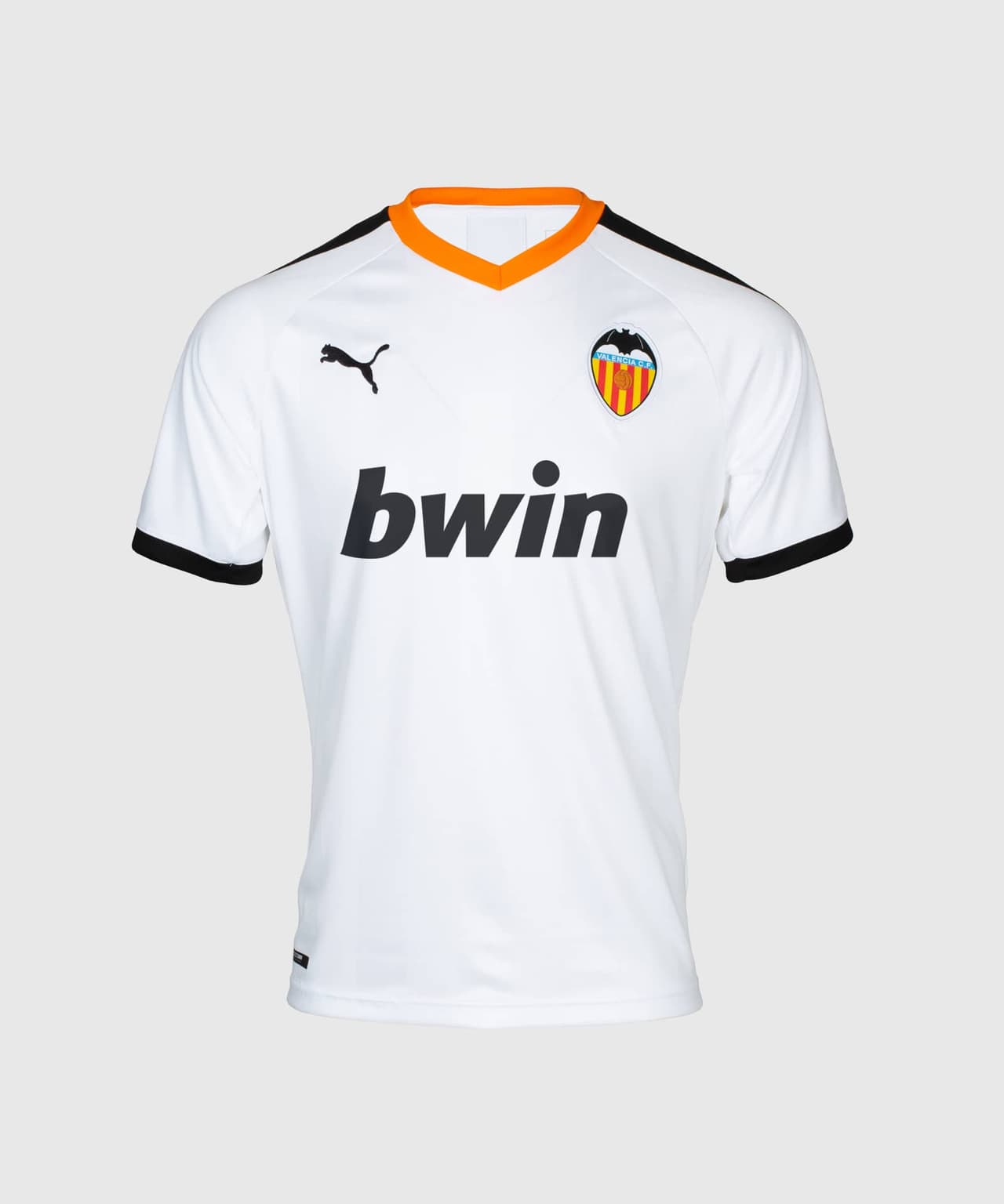 El Valencia C.F. ahora vestirá con Puma después de dejar su contrato con Adidas. Las nuevas prendas del equipo valenciano destacan por sus detalles naranja y negro. Sin duda, una gran manera de regresar a la UEFA Champions League.