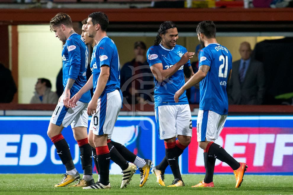 <b>Sábado 23 de septiembre - 7:00 a.m.ET/6:00 a.m.CT/03:00 a.m.PT: </b>llega el gran derbi de Escocia entre el Celtic y los Rangers. Carlos
<i>Gullit </i>Peña y Eduardo
<i>Lalo </i>Herrera llegan de anotar goles en la Copa de la Liga. Sus actuaciones podrían darle sun espacio en la titular de Pedro Caixinha.