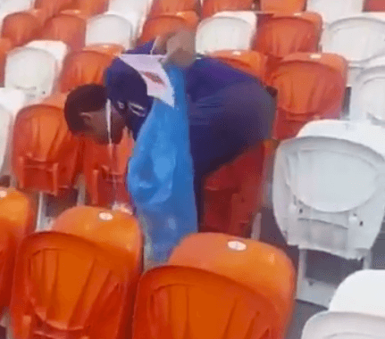 Seguidores del equipo nipón llevaron sus bolsas para recoger la basura que habían dejado en sus tribunas, en un acto espontáneo.
