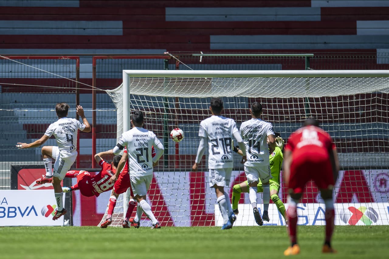 Leo Fernández cobra el penal, pero Camilo Vargas para el pena, sin embargo Leo contraataca y mete gol del empate.