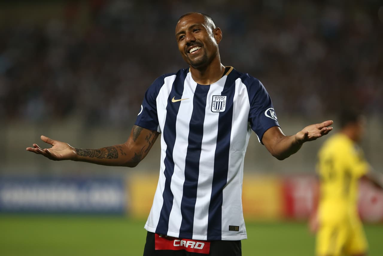 Un fanático de Alianza Lima de Perú utilizó las letras del nombre y las invirtió para nombrar a su hija Amil Aznaila, un recuerdo blanquiazul para toda la vida.