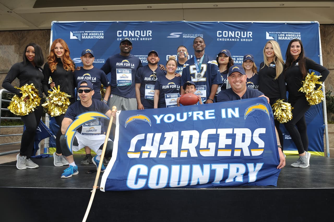 LOS ANGELES, CA - MARCH 19: LA Chargers linebacker Denzel Perryman and participants pose for a photo during the 2017 Skechers Performance Los Angeles Marathon on March 19, 2017 in Los Angeles, California. (Photo by Jonathan Moore/Getty Images for LA Marathon)