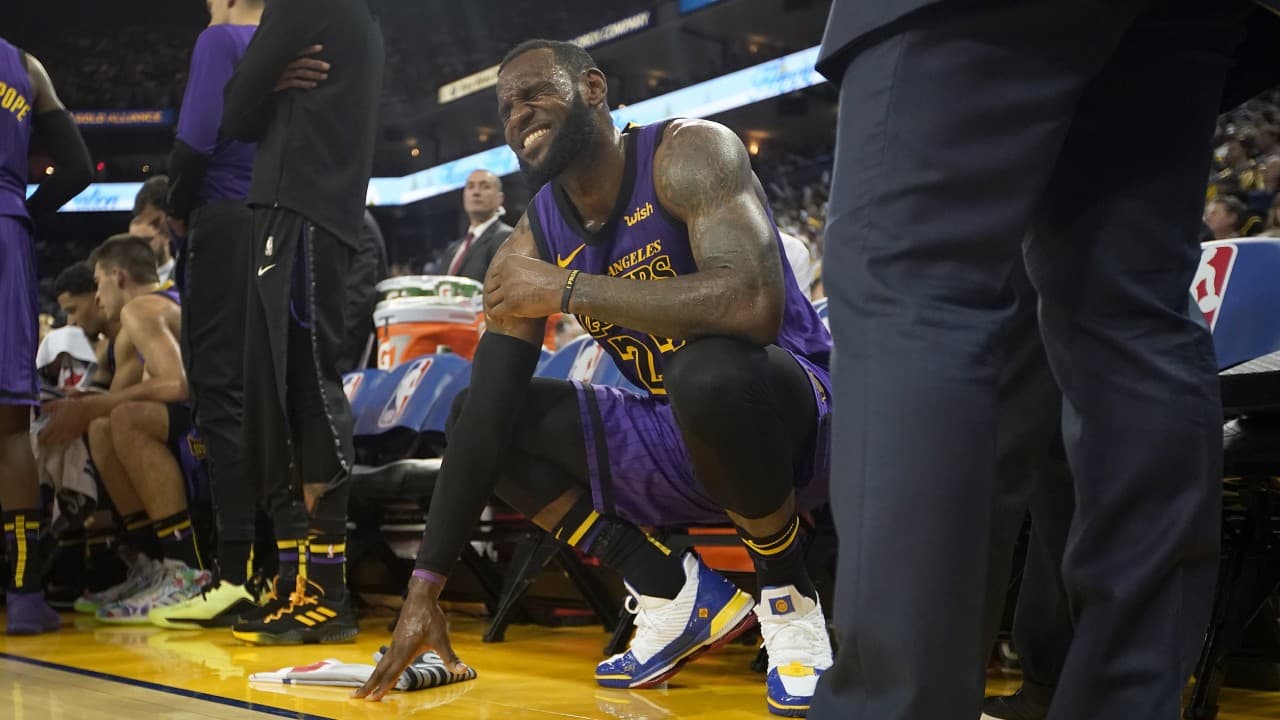 LeBron James salió en el tercer periodo del partido entre los Lakers y los Warriors.
