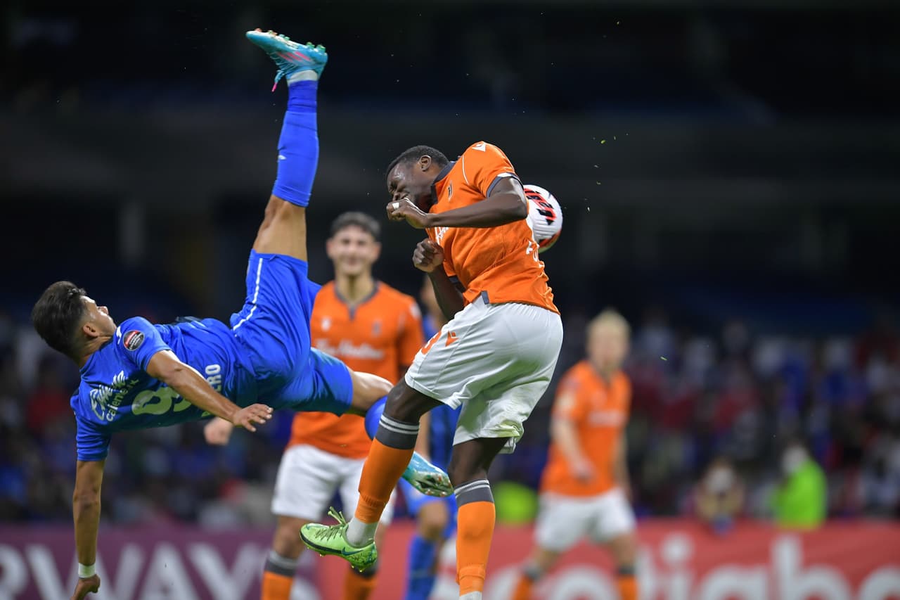 Las anotaciones de Juan Escobar, Rafael Baca y Ángel Romero, Cruz Azul golea 3-1 a Forge y aseguran su lugar en los cuartos de final.