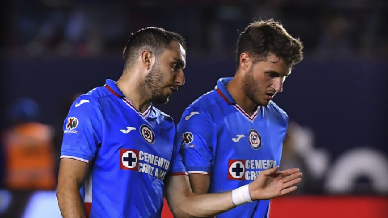 ¡Se prenden las alarmas! Santi Giménez sale lesionado con Cruz Azul