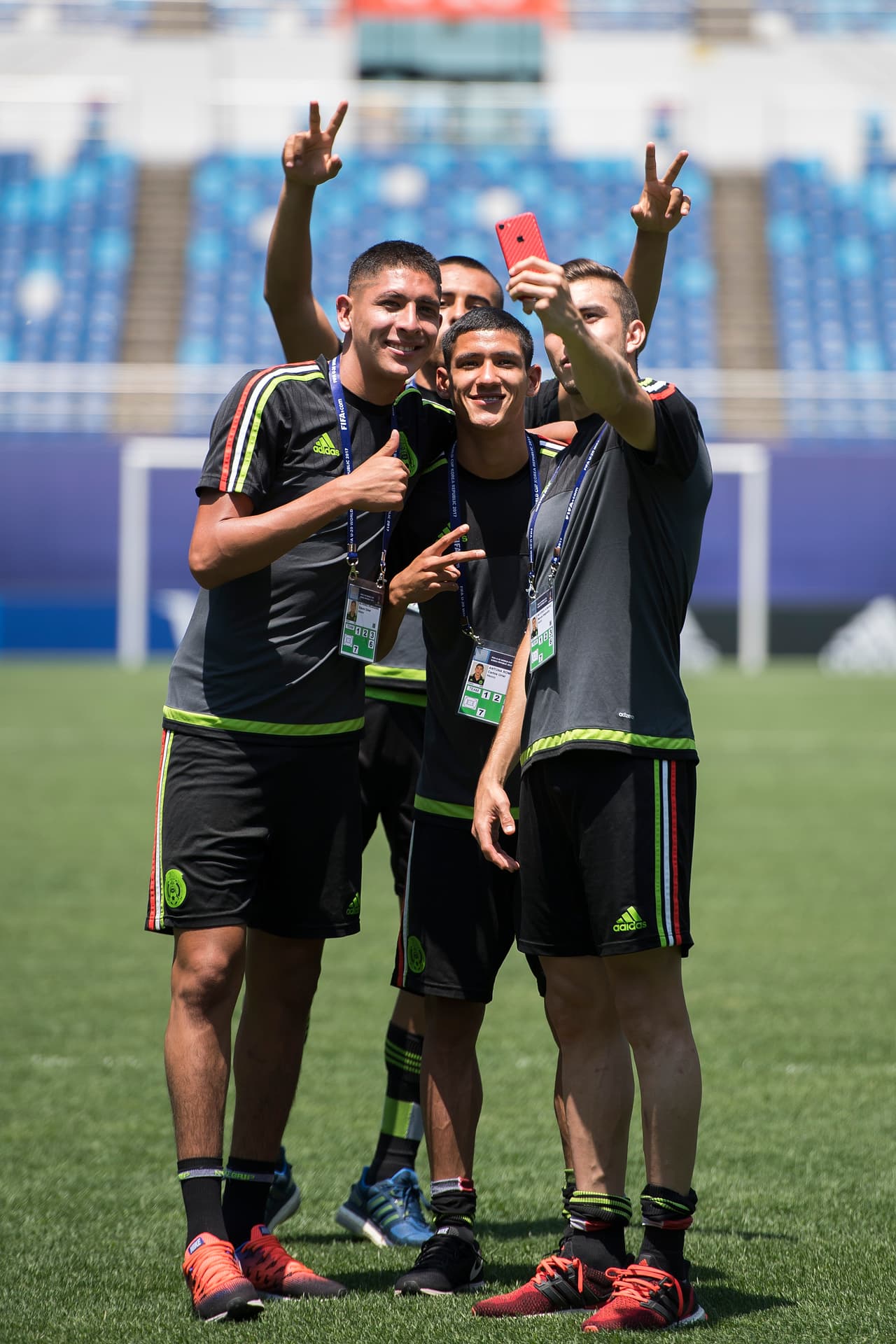 El selfie como recuerdo no podía faltar entre los integrantes del equipo Sub-20.