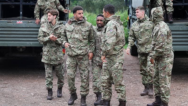Los uniformes de entrenamiento fueron cambiados por indumentaria camuflada del Ejército Real.