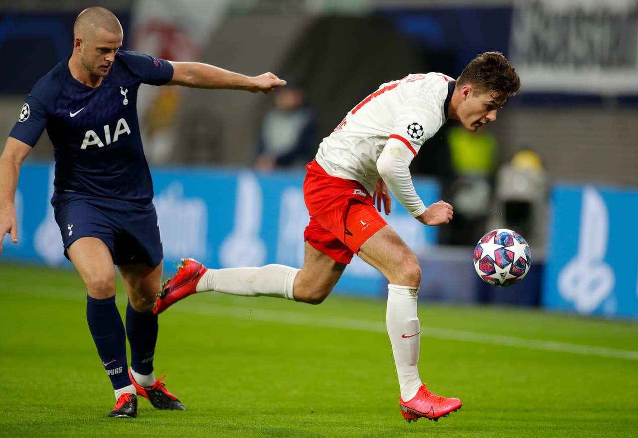 Patrik Schick consigue bajar un muy complicado balón para después descargar con su compañero Konrad Laimer.