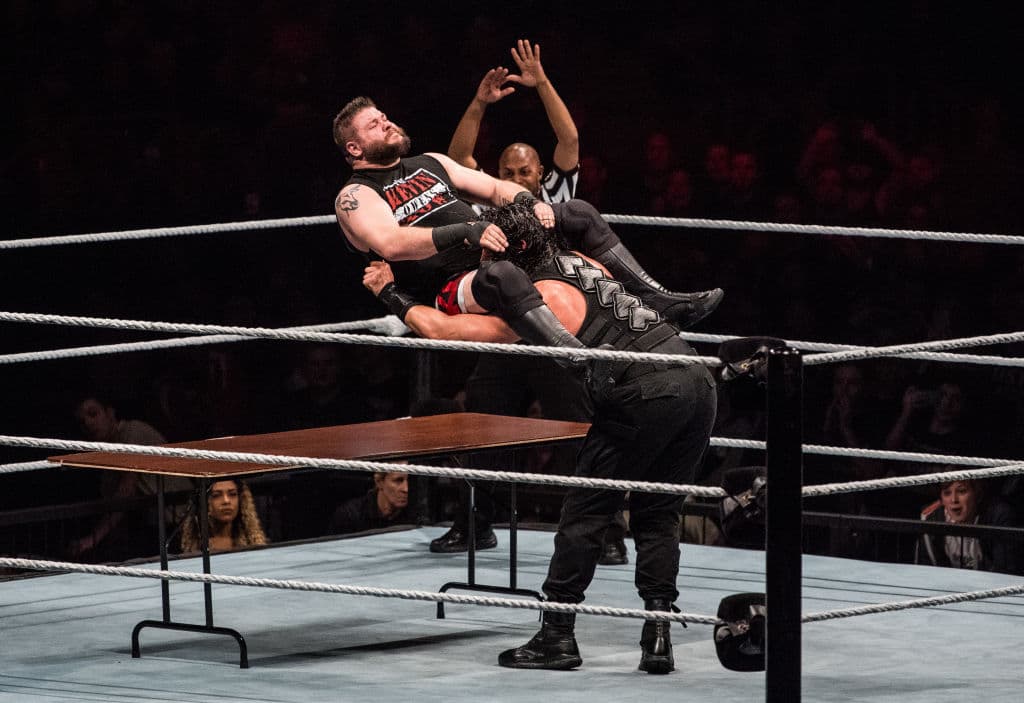 Su poderío físico es una de las cualidades que le han permitido vencer a leyendas de esa empresa como The Undertaker, John Cena y Triple H. Todo un estelar.