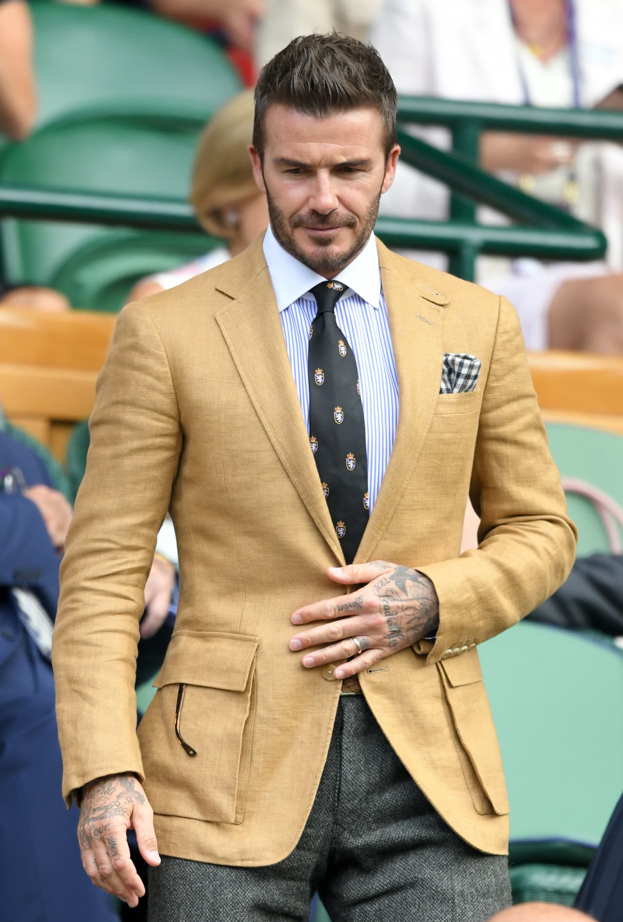 Con su estilo único de sobriedad y elegancia, David Beckham se lleva las miradas en el All England Tennis Club durante el Grand Slam de Wimbledon.