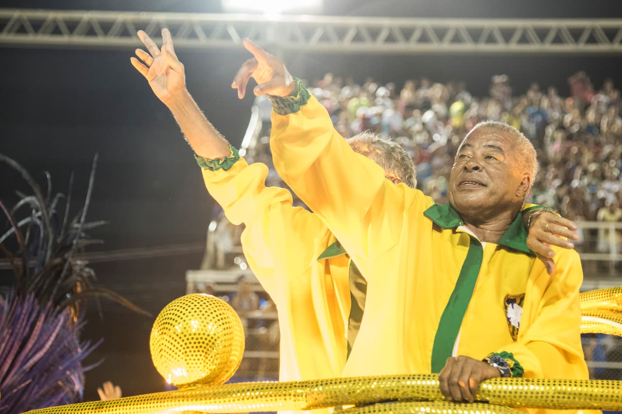 Jairzinho se quita la camiseta y se la regala a un periodista