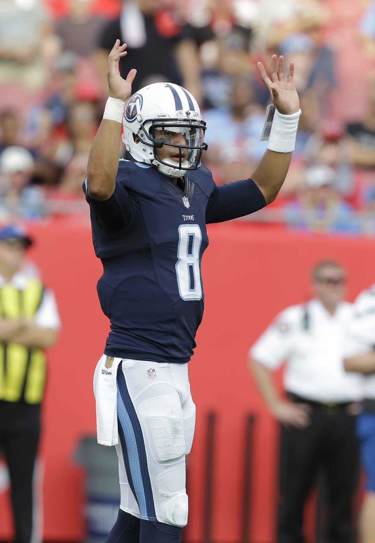 Marcus Mariota lanzó cuatro pases de touchdown, nueva marca en primer partido de un novato, y los Titans vencieron 42-14 a los Buccaneers.
