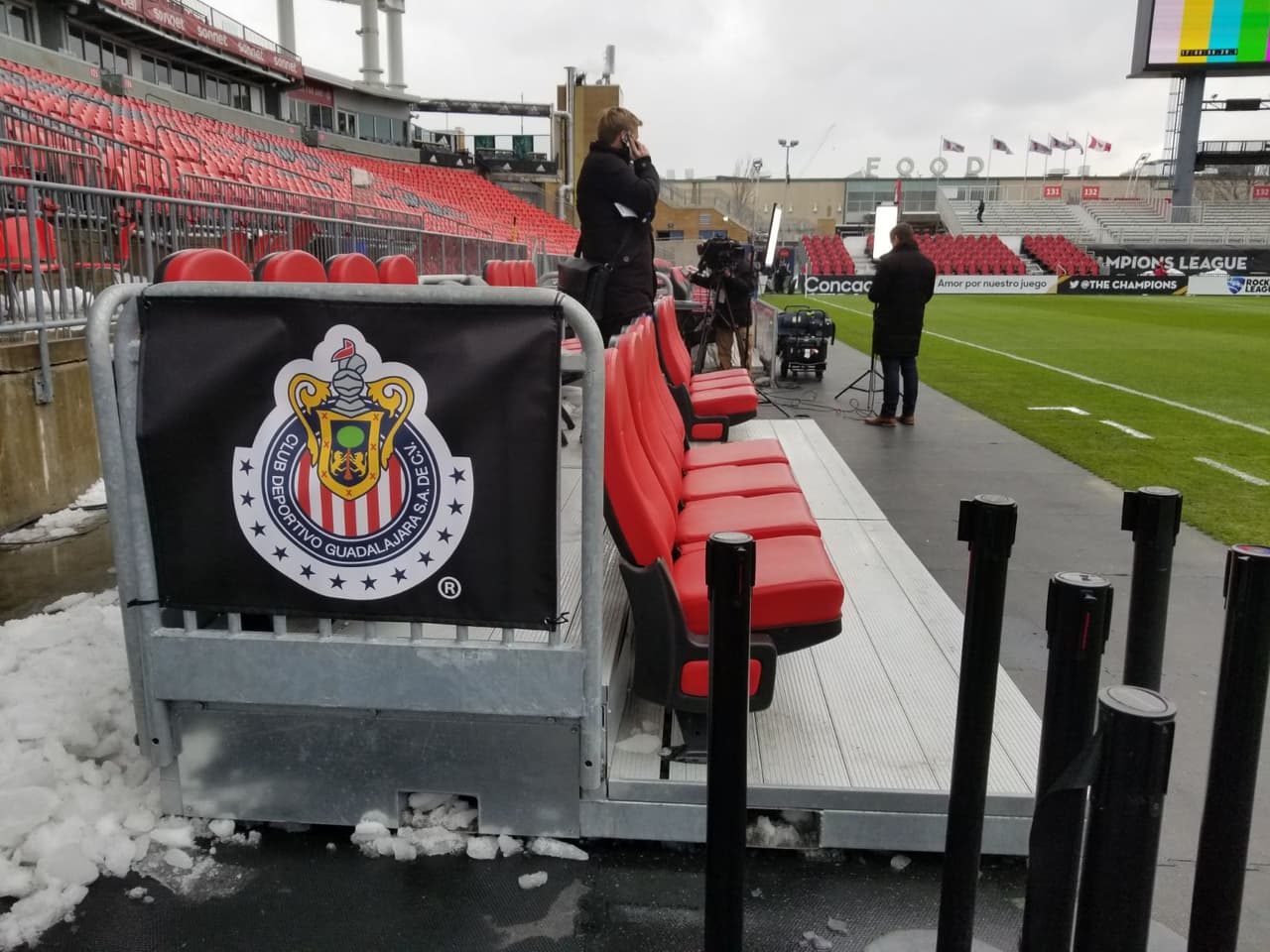 Las condiciones del terreno son aceptables para el juego de ida entre Toronto FC y Chivas de Guadalajara, en medio de un clima frío que sin duda cuenta como factor en el escenario.