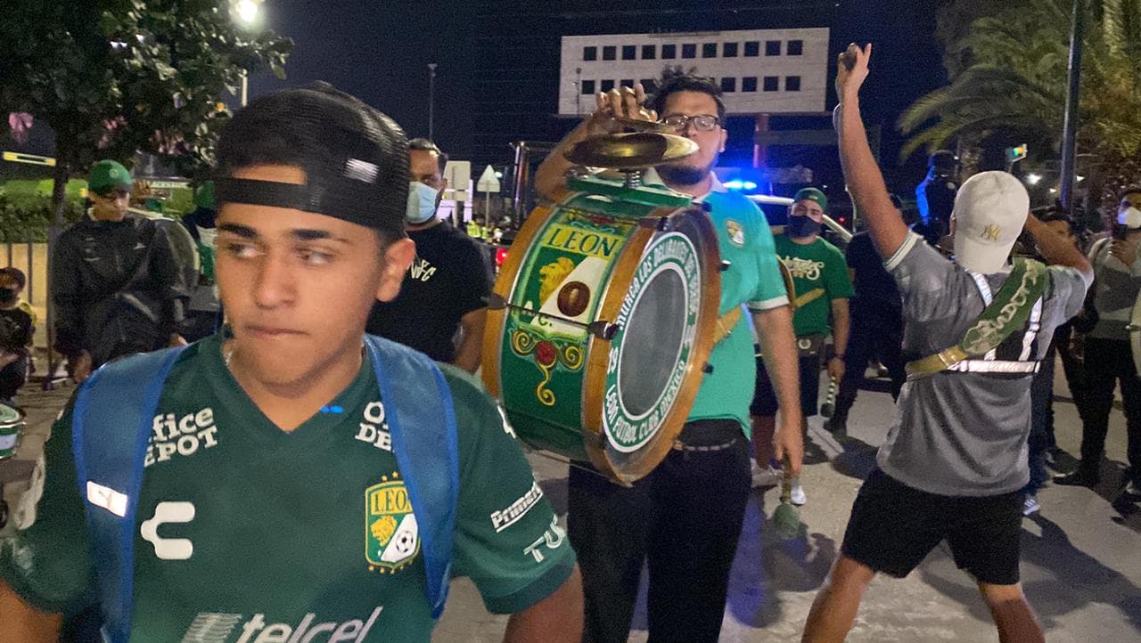 Los equipos llegan al estadio y son recibidos por miles de aficionados de la fiera, que quieren ver a su equipo levantar la novena copa de Liga MX.
