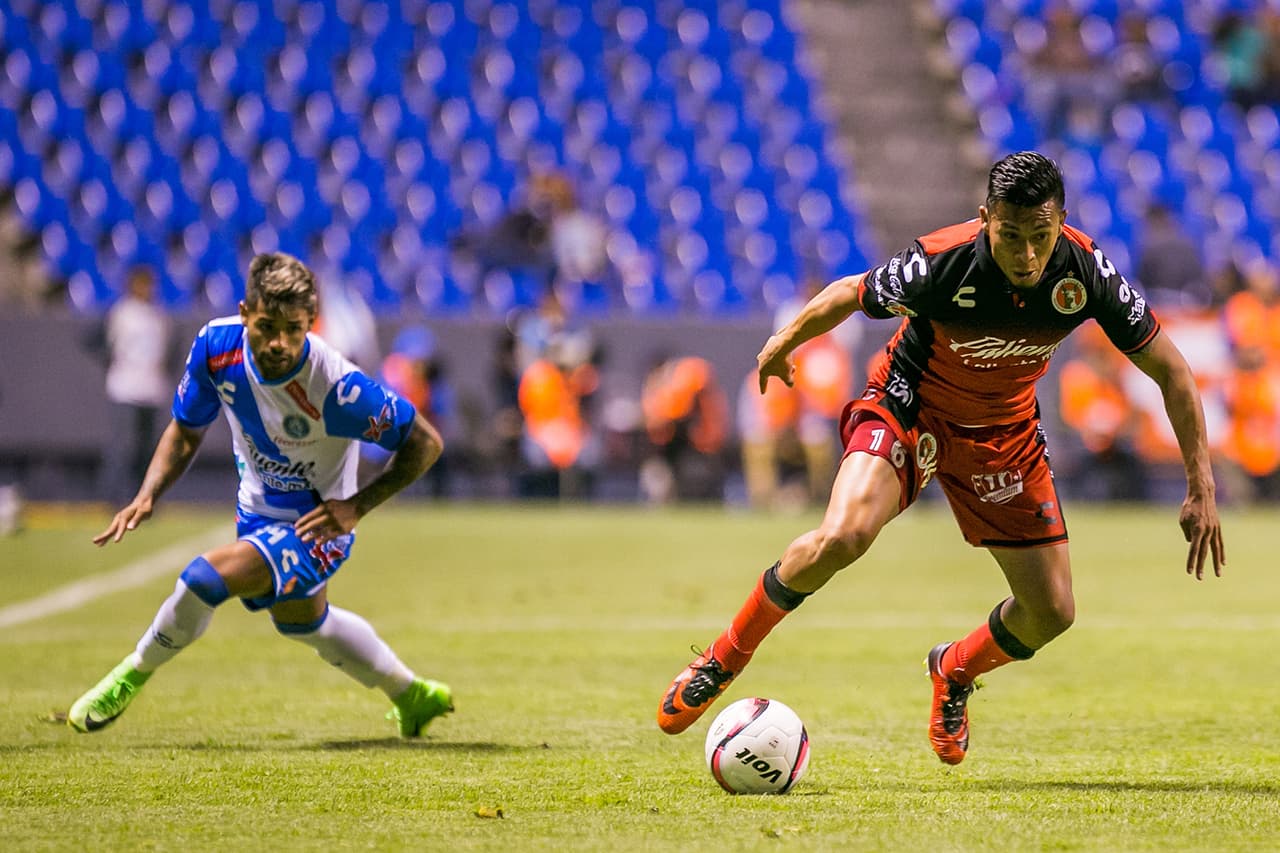 Action photo during the match Puebla vs Tijuana, Corresponding 4st round of the Torneo Apertura 2017 Liga BBVA Bancomer the MX, at Cuauhtemoc Stadium. Foto de accion durante el Partido Puebla vs Tijuana, Correspondiente a la Jornada 4 del Torneo Apertura 2017 de la Liga BBVA Bancomer MX, en el Estadio Cuauhtemoc, en la foto: (i-d) Cristian Esparza de Puebla y Michael Orozco de Tijuana 11/08/2017/MEXSPORT/Emiliano.