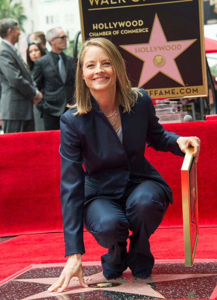 Su trabajo se ve recompensado cuando detecta una señal desconocida que parece contener las instrucciones de fabricación de una máquina que permitiría reunirse con los autores del mensaje.
<br>