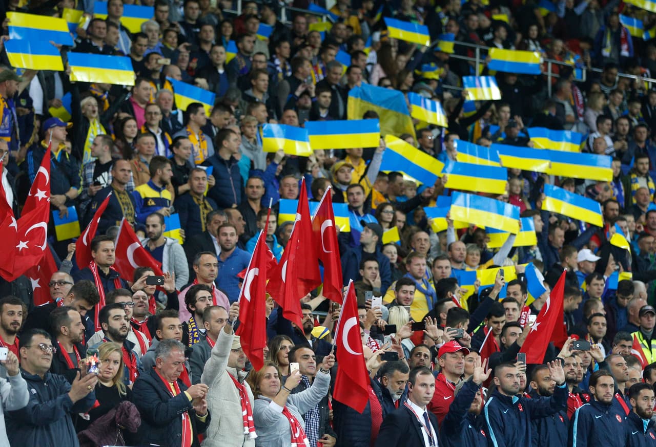 La afición local respondió de la mejor manera, mostrando su patriotismo.