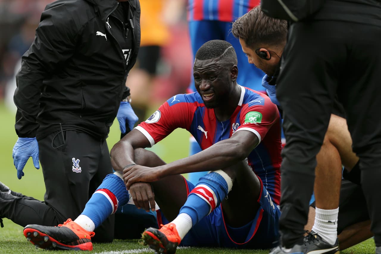 Cheikhou Kouyate del Crystal Palace es revisado por los médicos.